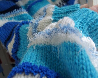 Handgestrickte dicke Strickjacke im Meereswellen Stil