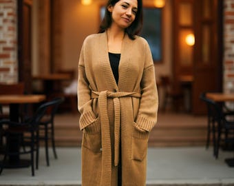 Grobstrick Cardigan aus Schurwolle. Maxi Langer Strickmantel - Cardigan Farbe Camel