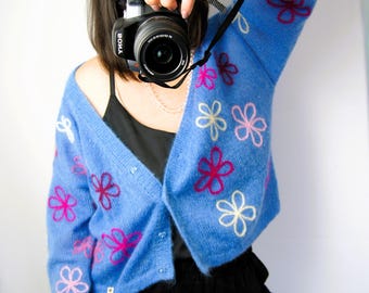 Handgemachte Mohair-Strickjacke mit Blumenstickerei. Himmelblaue Strickjacke.