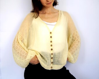 Feine Mohair-Strickjacke mit Spitzenärmeln. Vanillecreme Strickjacke