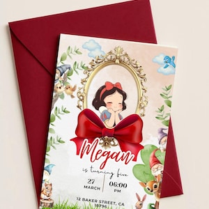 Puede incluir: Una invitación de cumpleaños con una ilustración de dibujos animados de Blancanieves en un marco dorado, con un gran lazo rojo. La invitación incluye el nombre "Megan", la fecha, la hora y la dirección.