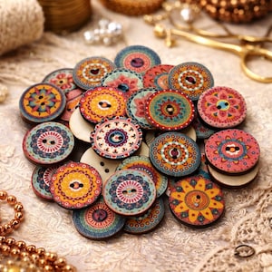Könnte beinhalten: Eine Sammlung farbenfroher, runder Holzknöpfe mit aufwendigen Mandala-Designs. Die Knöpfe weisen eine Vielzahl von Farben auf, darunter Orange, Blau, Rosa und Grün, mit schwarzen Knopflöchern. Diese dekorativen Knöpfe sind ideal für Näh- und Bastelprojekte.