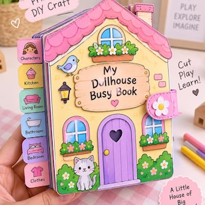 Puede incluir: Un libro de casa de muñecas de papel titulado My Dollhouse Busy Book con techo rosa, paredes amarillas y puerta morada. La portada muestra un gato, flores y un pájaro azul. Las pestañas laterales etiquetan las secciones Characters, Kitchen, Living Room, Bathroom, Bedroom y Clothes.
