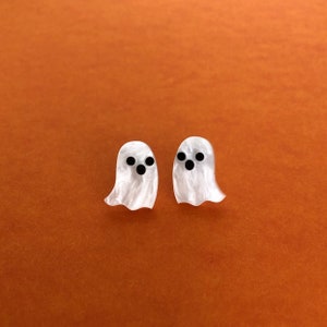 Ghost Stud Earrings in White Pearl, Spooky Halloween Jewelry for Women, Laser Cut Acrylic Earrings Post, Creepy Cute Jewelry