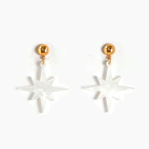 Witte Parel Starburst Bengelen Oorbellen, Retro Mid Century Star Oorbellen, jaren 1950 1960 Vintage Geïnspireerde Sieraden, Acryl Hemelse Oorbellen