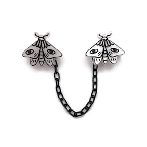 蛾のセータークリップ、黒と白のハロウィンカーディガンクリップ、不気味でかわいいセーターガード、不気味な季節の襟クリップ、レトロな魔女のジュエリー