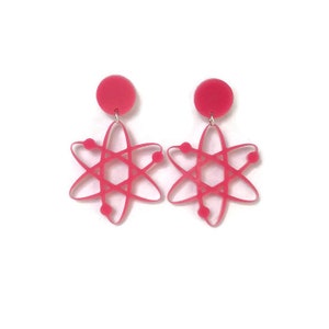 Kolczyki wiszące Pink Atom: akryl cięty laserowo, biżuteria retro science