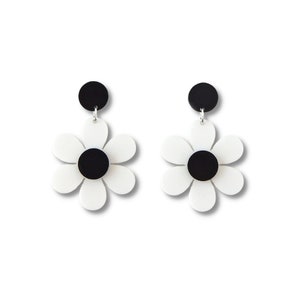 Pendentifs Daisy Mod noir et blanc, bijoux Flower Power rétro des années 60, boucles d&#39;oreilles tendance du milieu du siècle, boucles d&#39;oreilles hippie d&#39;inspiration vintage des années 60 et 70