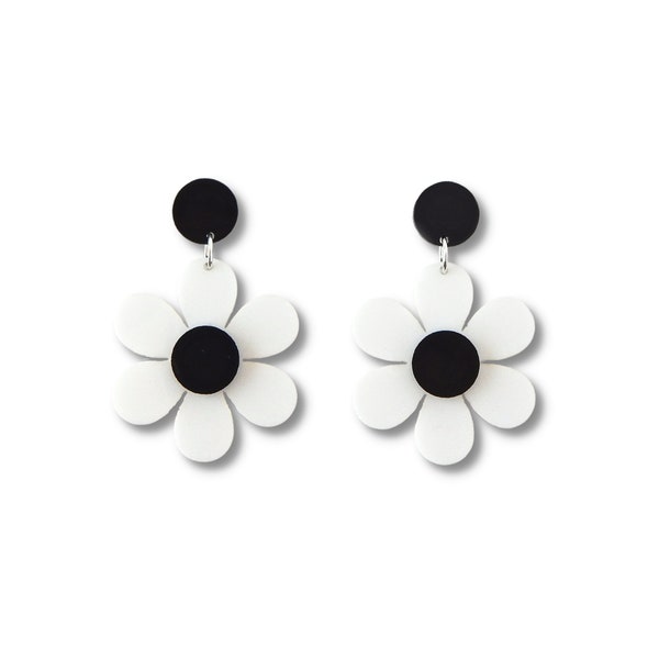 Mod Daisy Dangles in bianco e nero, gioielli flower power retrò anni '60, orecchini Mid Century Statement, orecchini hippie ispirati vintage anni '60 anni '70