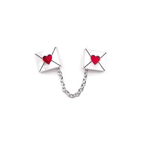 Liebesbrief-Pullover- oder Cardigan-Clip, Valentinstag-Herz-Pulloverschutz, Vintage-inspirierte Kragenclips, Retro-Accessoire in Rot und Weiß