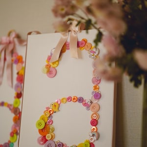 Arte con inicial de botón con letra georgiana – Decoración de pared personalizada para habitación de bebé – Regalo para bebé hecho a mano sobre lienzo – Letra personalizada para habitación de bebé