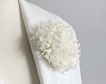Chrysanthemum silk flower brooch, ivory – ANTHEMON