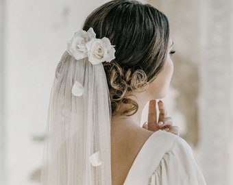 Voile de mariée avec pétales et fleurs de roses, voile de pétales de tulle doux, voile de mariée floral et épingle à cheveux fleurs roses - ILZE