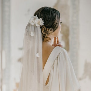 Velo da sposa con petali e fiori di rosa, Velo morbido in tulle con petali, Velo da sposa floreale e set di forcine per capelli con fiori di rosa - ILZE