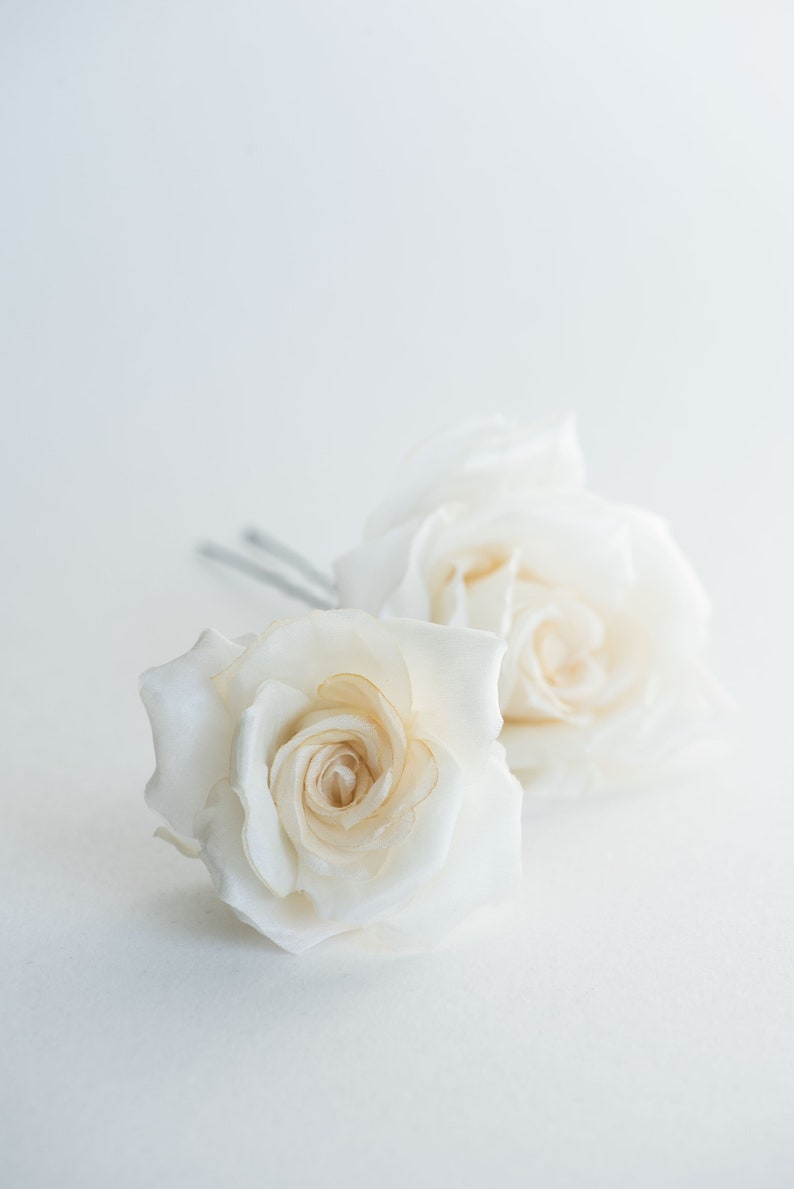 Wedding veil with petals and rose flowers, Soft tulle petal veil, Floral bridal veil and rose flowers hair pin set ILZE image 8