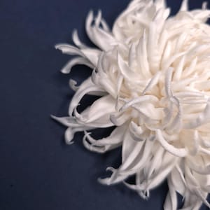 Chrysanthemum silk flower brooch, ivory – ANTHEMON image 4