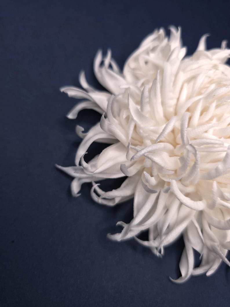 Chrysanthemum silk flower brooch, ivory – ANTHEMON image 4