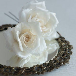 Wedding veil with petals and rose flowers, Soft tulle petal veil, Floral bridal veil and rose flowers hair pin set ILZE image 7