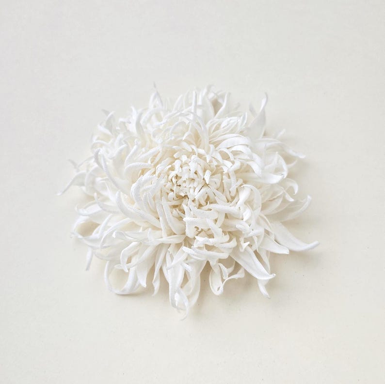 Chrysanthemum silk flower brooch, ivory – ANTHEMON image 1