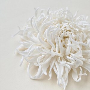 Chrysanthemum silk flower brooch, ivory – ANTHEMON image 2