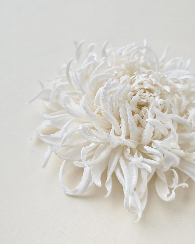 Chrysanthemum silk flower brooch, ivory – ANTHEMON image 2
