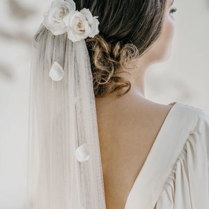 Wedding veil with petals and rose flowers, Soft tulle petal veil, Floral bridal veil and rose flowers hair pin set ILZE image 3