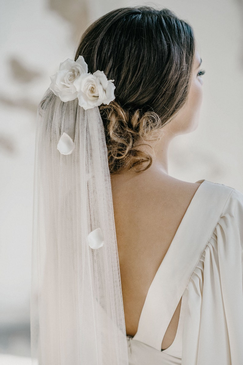 Wedding veil with petals and rose flowers, Soft tulle petal veil, Floral bridal veil and rose flowers hair pin set ILZE image 3