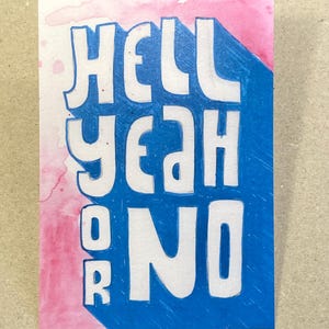 Könnte beinhalten: Ein Aquarellbild mit rosa und blauem Hintergrund. Der Text "Hell yeah or no" ist in weißen Buchstaben geschrieben.