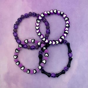 Neonlila och svarta emo-stil dödskallar ben hjärtan armband alternativ punk goth