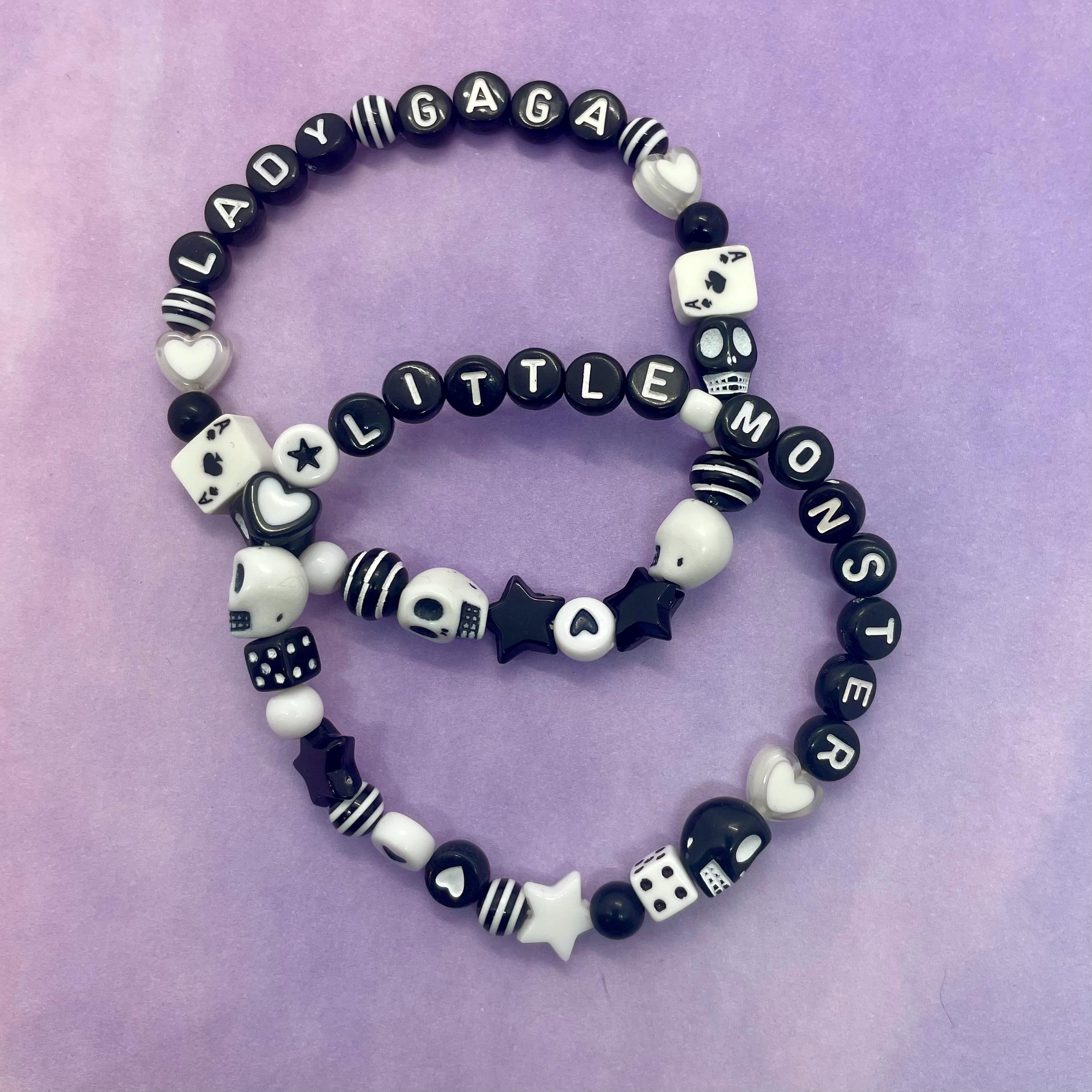 Lady Gaga Little Monsters stile amicizia braccialetti di perline set di 2 musica pop teschi bianchi e neri cuori amore carino goth alternativa