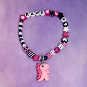 Dinosaur Rawr omakatable vänskapsstil pärlarmband svart vit rosa dödskallar tärningsstjärnor emo alternativ kid core Y2K söt