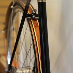 Handgjorda cykelskärmar i trä – klassisk sapeli, lönn, valnöt