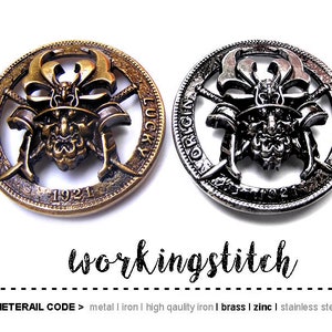 以下が含まれることがあります： 侍の戦士のデザインが施された金属製の硬貨2枚。硬貨は銀色と金色です。硬貨に書かれている文字は「ORIGIN」と「LUCKY」です。