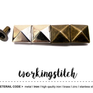 以下が含まれることがあります： シルバーとブラス仕上げのピラミッド型の金属スタッド4個セット。スタッドは革細工に使用するために設計されており、平らな背面に表面に取り付けるためのポストが付いています。