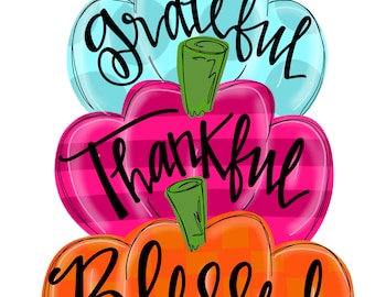 Pode incluir: Um design empilhado em forma de abóbora com as palavras "Grateful", "Thankful" e "Blessed". As abóboras são em tons de azul, rosa e laranja, com caules verdes. As palavras estão em uma fonte preta. As abóboras têm um padrão xadrez.