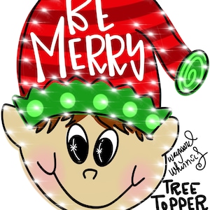 Op de afbeelding: Een rood-wit gestreepte elfenmuts met de woorden "Be Merry" op de voorkant. De elf heeft een groene hoedband met groene lampjes rond de hoed en het gezicht. De elf heeft bruin haar, grote bruine ogen en een brede glimlach. De woorden "Wayward Whimsy Tree Topper" staan onder de elf.