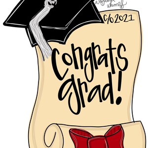 以下が含まれることがあります： 黒い卒業帽が置かれたベージュの卒業証書。下部に赤いリボンが付いている。証書には「Congrats grad!」の文字が書かれている。右上には「Wayward Whimsy c/o 2021」の文字が書かれている。