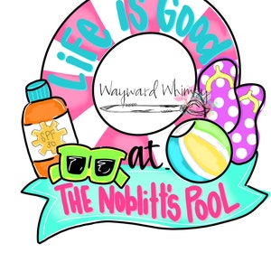 Pode incluir: Um salva-vidas rosa e branco com o texto "Life is Good at The Noblitt's Pool" em letras turquesa. Há uma bola de praia amarela e branca, óculos de sol verdes, uma garrafa de protetor solar e chinelos roxos e brancos.