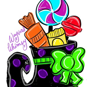 Pode incluir: Uma bota de bruxa preta com bolinhas roxas e um laço verde. A bota está cheia de doces, incluindo um pirulito, um doce vermelho e duas sacolas de batatas fritas. O texto "Wayward Whimsy" está escrito em roxo e branco.