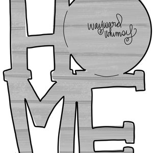 Könnte beinhalten: Ein graues Holzschild mit dem Wort "HOME" ausgeschnitten in einer fetten Schrift. Das "O" wird durch einen Kreis ersetzt, in dem der Text "Wayward Whimsy" steht.