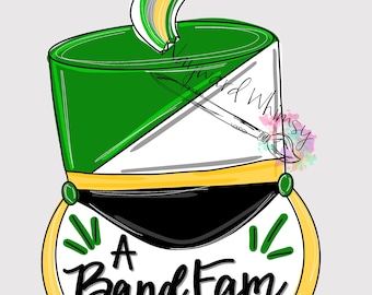 Peut inclure: Un chapeau de fanfare vert et or avec une bordure noire et le texte "A Band Fam Lives Here!" sur le devant.
