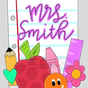 Könnte beinhalten: Ein rosa-violettes Schild mit dem Namen der Lehrerin "Mrs. Smith" auf einem Blatt mit kariertem Papier. Das Schild ist von Schulutensilien umgeben, darunter ein roter Apfel, ein gelber Bleistift, ein rosa Buntstift, ein violettes Lineal, ein grünes Herz und ein gelber Smiley.