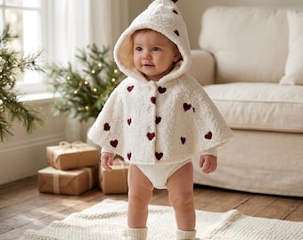 Cape à capuche pour bébé fille | Poncho en polaire sherpa blanche avec broderie cœur rouge et pompon | Cape d'hiver pour bébé
