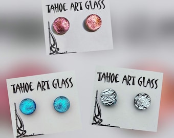 Pendientes de cristal dicroico con cierre de acero inoxidable o plata de ley.