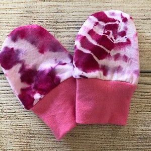ONE pair lil&#39;shrooms Newborn &quot;no-scratch&quot; Mitts - tie dye knit