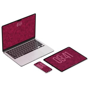 Könnte beinhalten: Ein silberner Laptop, ein Tablet und ein Smartphone werden gezeigt. Jedes Gerät zeigt ein bordeauxrotes geometrisches Muster auf dem Bildschirm, wobei die Uhrzeit 9:41 auf dem Laptop, Tablet und Smartphone angezeigt wird.