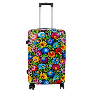 Peut inclure: Une valise à roulettes ornée d'un motif floral vibrant aux couleurs rouge, jaune, bleu et rose sur fond noir. Elle est équipée d'une poignée rétractable et de roues noires, idéale pour les voyages.