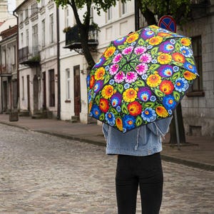 Ombrello automatico compatto con motivo floreale in stile arte popolare polacca nera, elegante accessorio da viaggio per le giornate di pioggia e ideale come idea regalo.