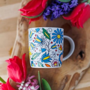Kasjubisk folkkonstmugg i porslin: Färgglatt blombroderi, presentask