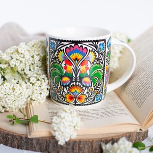 Tazza tradizionale in porcellana con gallo di Łowicz e confezione regalo decorativa.